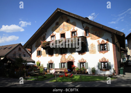 La peinture murale traditionnelle sur une maison à Oberammergau, Bavière, Allemagne Banque D'Images