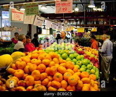 Produire en vente au marché public de Granville, Granville Island, Vancouver, BC, Canada Banque D'Images