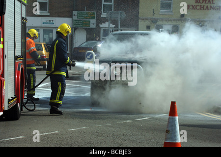 Feu de voiture Vauxhall Frontera mis hors service par un incendie dans la région de West Midlands Banque D'Images