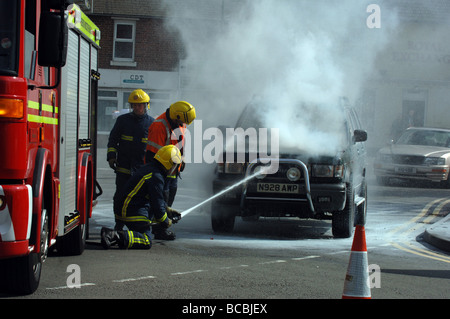 Feu de voiture Vauxhall Frontera mis hors service par un incendie dans la région de West Midlands Banque D'Images