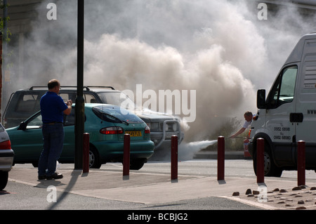 Feu de voiture Vauxhall Frontera mis hors service par un incendie dans la région de West Midlands Banque D'Images