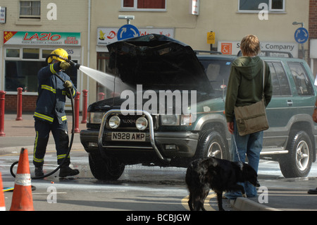 Feu de voiture Vauxhall Frontera mis hors service par un incendie dans la région de West Midlands Banque D'Images