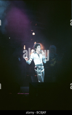 Michael Jackson vu ici après l'perforiming sur scène à Wembley lors de la tournée de concerts de mauvais 14 Juillet 1997 Banque D'Images