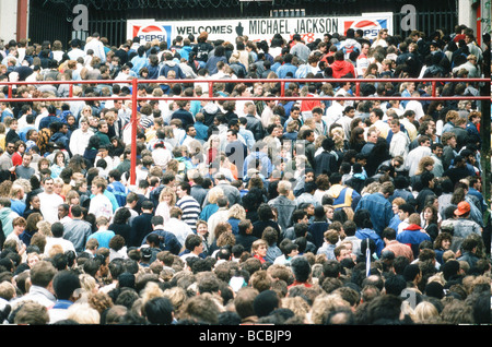 Recueillir de l'auditoire à l'extérieur de la Wembley Arena avant le concert de Michael Jackson 15 juillet 1988 Audience recueillir l'extérieur de la Wembley Arena avant le concert de Michael Jackson 15 Juillet 1988 Banque D'Images