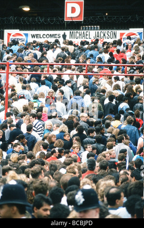 Recueillir de l'auditoire à l'extérieur de la Wembley Arena avant le concert de Michael Jackson 15 juillet 1988 Audience recueillir l'extérieur de la Wembley Arena avant le concert de Michael Jackson 15 Juillet 1988 Banque D'Images