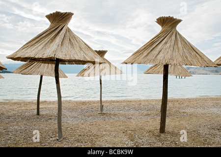 Parasols sur la plage de Baska Banque D'Images