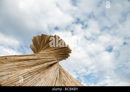 Parasols sur la plage de Baska Banque D'Images