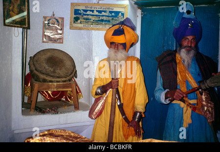 Amritsar Inde intérieur Gurdwara avec symboles Kalsa Banque D'Images