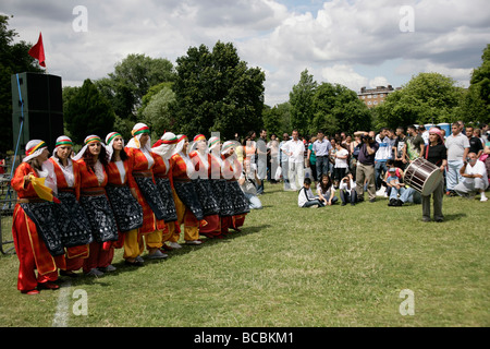 La journée à folkdancing turque Mer Festival 2009 à Clissold Park, London, Londres, Royaume-Uni Banque D'Images