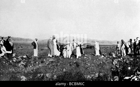 Historique de l'Arabie saoudite le roi Abd al Aziz Bin Ar-Rahman Al Faisal Al Sa'ud (centre) avec certains de ses enfants et Ziqirt Banque D'Images