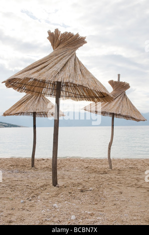 Parasols sur la plage de Baska Banque D'Images