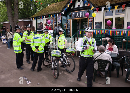 Un groupe de policiers et des femmes à l'extérieur d'un café à Endcliffe Sheffield Park au cours de gay pride Banque D'Images