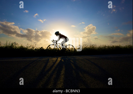 Une femme cycliste route sur la route côtière de Cornwall Banque D'Images