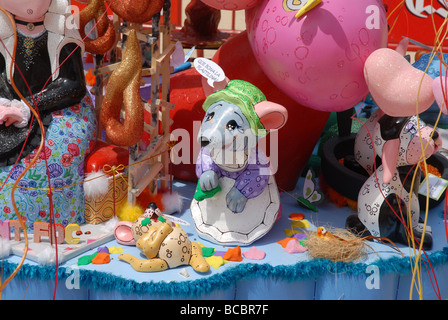 Foguera, Las Hogueras de San Juan / San Juan San Juan Playa, Fiesta, Alicante, Communauté Valencienne, Espagne Banque D'Images