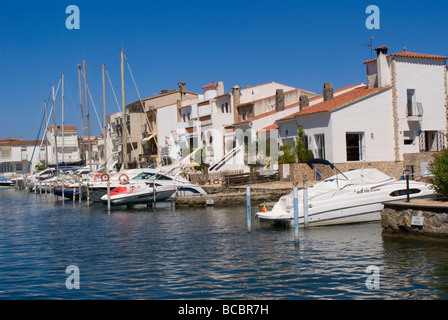 Partie du canal réseau avec Villas Bateaux privés et Moorings à Empuriabrava Costa Brava Espagne Europe Espana Banque D'Images