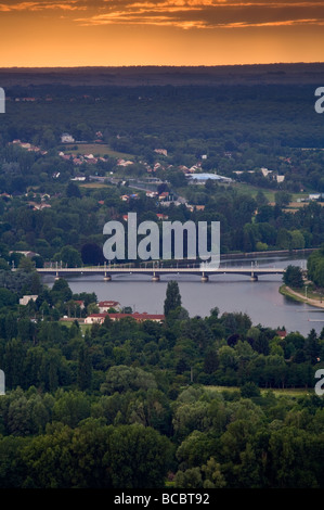 Le 'pont' Bellerive sur la rivière Allier, au coucher du soleil - Vichy (France). Le pont de Bellerive sur l'Allier, en fin de journée. Banque D'Images