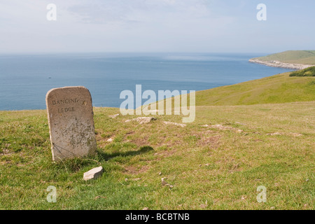 Panneau de pierre étapes ci-dessus qui mènent à la danse vire sur l'île de Purbeck, Dorset, UK Banque D'Images