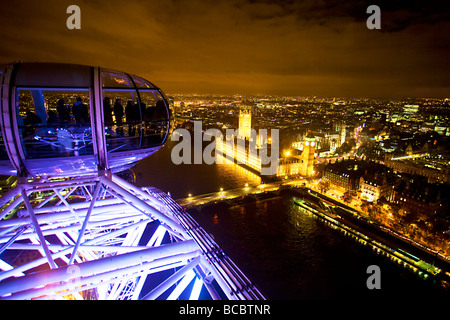 LONDON EYE VUE NOCTURNE SUR WESTMINSTER ET TAMISE Banque D'Images