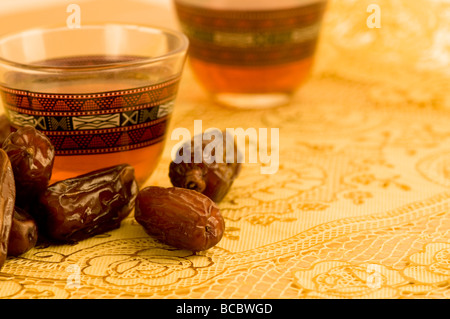 Déchiré d'Oman dates avec tasse de thé noir Banque D'Images