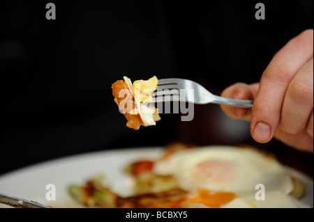 Tablier avec de la saucisse et l'oeuf à partir de petit-déjeuner anglais complet Banque D'Images