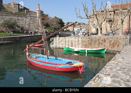 Les bateaux de pêche du port de Collioure, France Banque D'Images