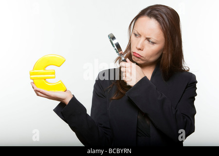 Femme finances care survey euro placement d'argent Banque D'Images