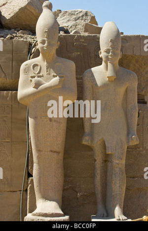 Statues de Thoutmosis III et Aménophis II au Temple de Karnak à Louxor Egypte Banque D'Images