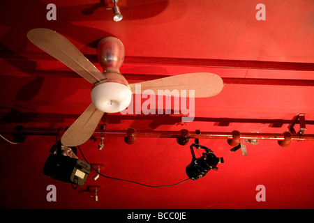 Un ventilateur de plafond dans l'espace de performance hérisson rouge à Highgate, au nord de Londres, au Royaume-Uni. Banque D'Images