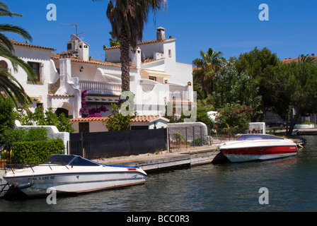 Partie du canal réseau avec Villas Bateaux privés et Moorings à Empuriabrava Costa Brava Espagne Europe Espana Banque D'Images