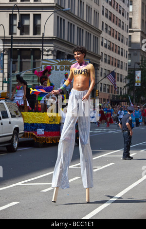 Marcher dans les pilotis 2009 Gay Pride Parade à New York City Banque D'Images