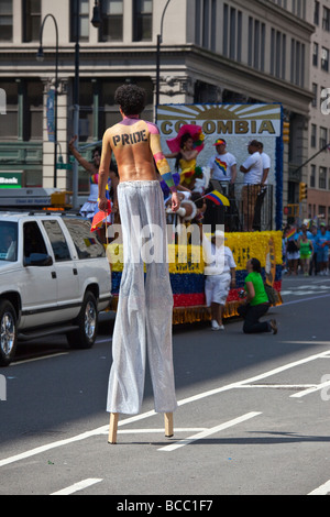 Marcher dans les pilotis 2009 Gay Pride Parade à New York City Banque D'Images