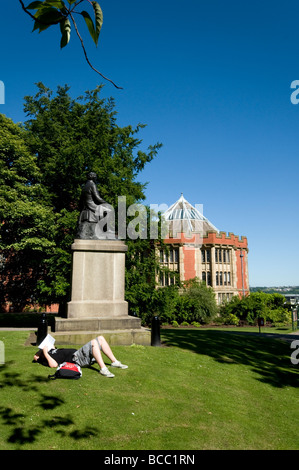 Personne allongé sur l'herbe dans le temps chaud Weston Park, Sheffield, South Yorkshire, Angleterre, Royaume-Uni Banque D'Images