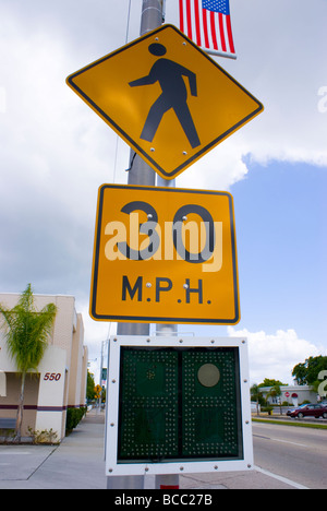 La limite de vitesse de 30 mi/h américain road sign à Titusville, en Floride Banque D'Images