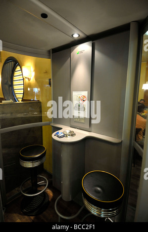 Fumeurs à l'intérieur de l'aéroport de Vienne stand café, Autriche Banque D'Images