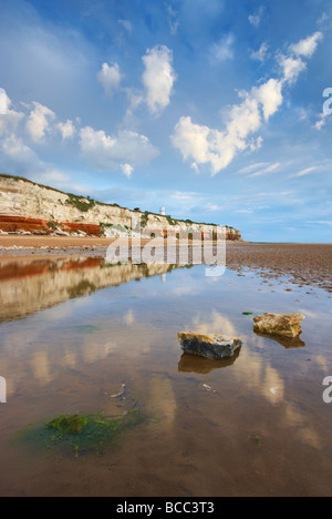 Le caractère distinctif de la craie et de falaises de grès à Hunstanton sur la côte nord du comté de Norfolk Banque D'Images