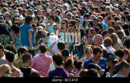 La foule célébrant la Journée de la fierté gay à Trafalgar Square à Londres. Banque D'Images
