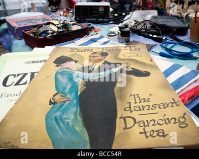 Détail de vieux livres de musique populaire marché aux puces à week-end à Mauer, dans le quartier de Prenzlauer Berg à Berlin, Allemagne Banque D'Images