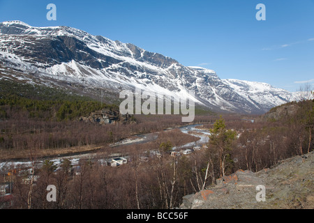 Site de camping au fond de la vallée de la rivière à Skibottselva La Norvège Laponie Banque D'Images