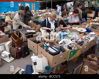 Marché aux puces le week-end populaire à Mauer, dans le quartier de Prenzlauer Berg à Berlin, Allemagne Banque D'Images