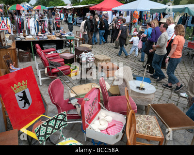 Marché du week-end populaire et occupé à MauerPark à Prenzlauer Berg à Berlin Banque D'Images