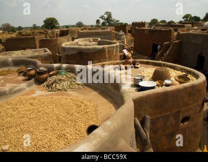 Le Burkina Faso. Pays Gourounsi. Village d'Tiebelé animiste. Banque D'Images