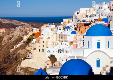 Dôme bleu églises et l'architecture des Cyclades classique sur la mer Méditerranée à l'Oia santorini célèbre île grecque Banque D'Images