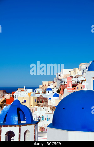 Dôme bleu églises et l'architecture des Cyclades classique sur la mer Méditerranée à l'Oia santorini célèbre île grecque Banque D'Images