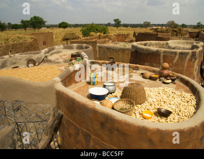 Le Burkina Faso. Pays Gourounsi. Village d'Tiebelé animiste. Banque D'Images