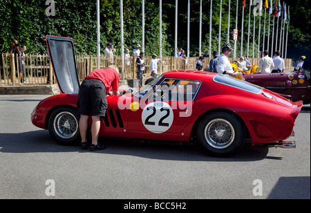 Mécanicien au service dans le paddock sur Ferrari GTO 1962 3 litres V12 Banque D'Images