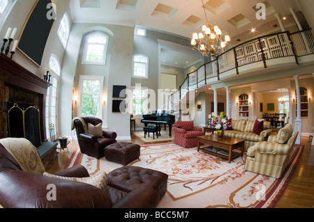 Grand angle fish eye view de salon avec cheminée et piano à queue et des portes françaises dans luxury estate mansion home Banque D'Images