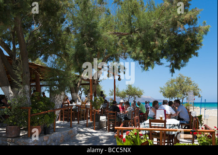 Taverne traditionnelle sur la plage à Almyrida, Province de La Canée, Crète, Grèce Banque D'Images