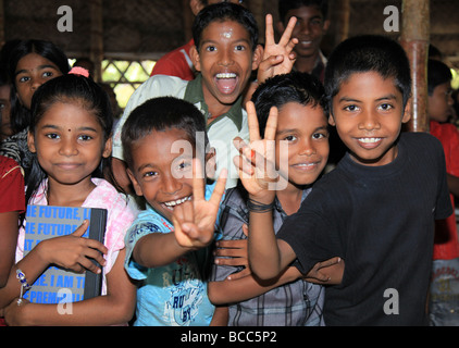 Enfants parrainés par l'intermédiaire d'un organisme appelé l'obtention commanditée par la Fondation Ted à recevoir une éducation. Banque D'Images