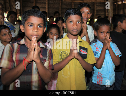 Enfants parrainés par l'intermédiaire d'un organisme appelé l'obtention commanditée par la Fondation Ted à recevoir une éducation. Banque D'Images