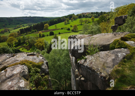 Une destination populaire pour les grimpeurs - la pierre meulière affleurement connu comme Cratcliff Tor sur Harthill Moor dans le Peak District Banque D'Images